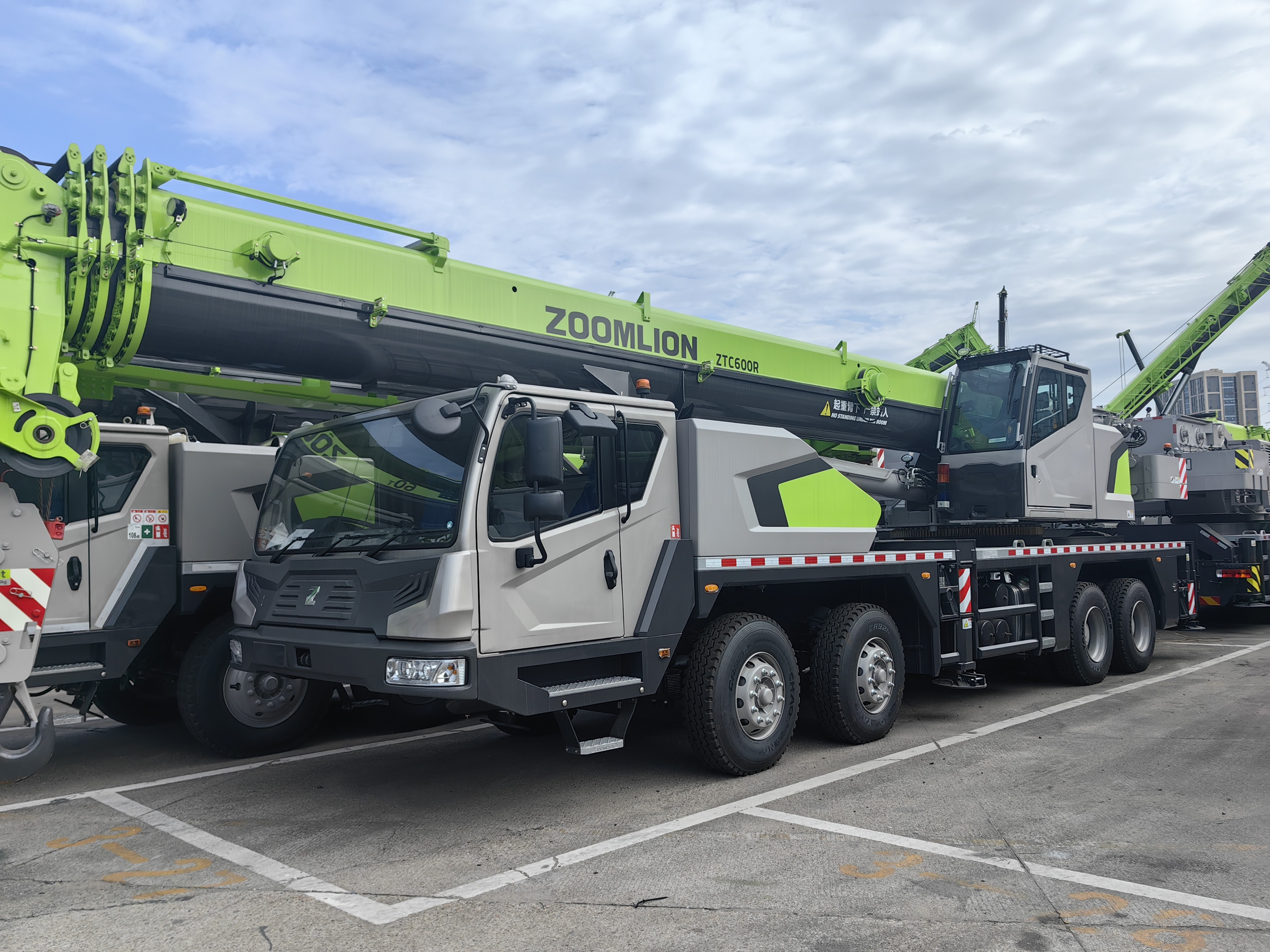 Eén eenheid 60T Truck Crane is klaar voor levering